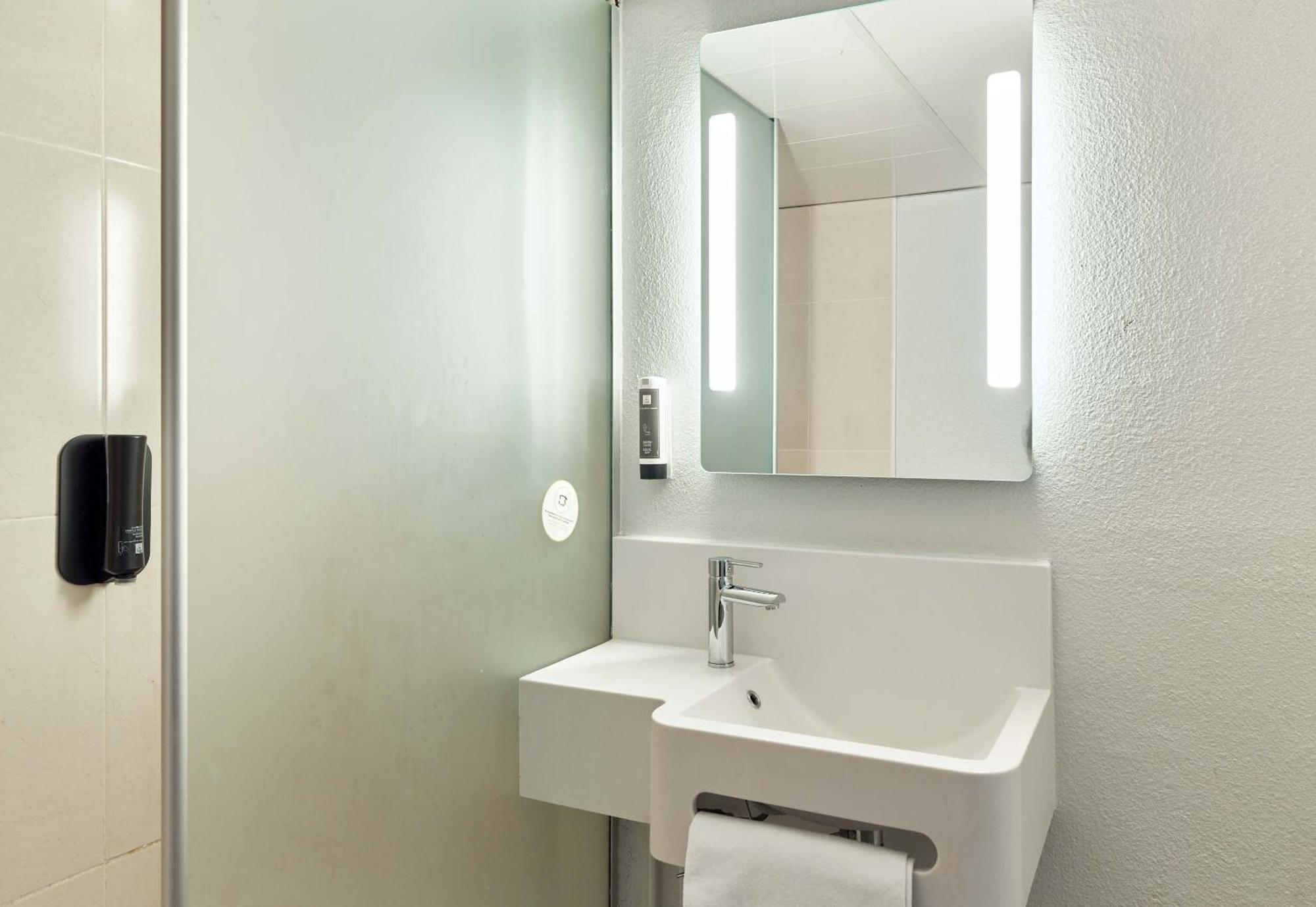 B&B Hotel Orly Rungis Aeroport 2 Etoiles Екстер'єр фото